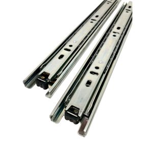 Detalle de guía telescópica Stronger de perfil super angosto para espacios reducidos.