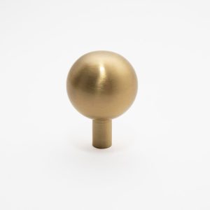 Tirador tipo pomo esférico en acabado bronce satinado modelo Bola Mandoz para muebles.