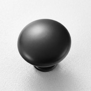 Primer plano del pomo o botón de mueble liso y redondo de color negro mate (Botón Liso).