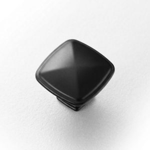 Primer plano del tirador tipo botón con forma de pirámide cuadrada de color negro mate (Botón Pirámide).