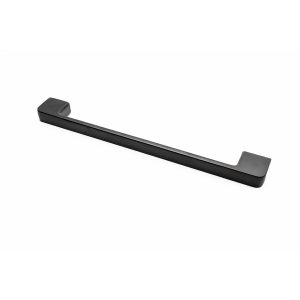 Primer plano del tirador para mueble modelo Cali de diseño plano y rectangular color negro mate.