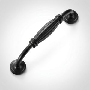 Tirador negro mate modelo Medellin con centro estriado y diseño de puente para muebles.