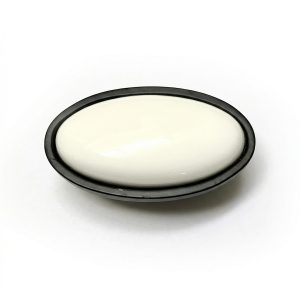 Tirador de mueble ovalado con centro de porcelana blanca y borde de metal negro mate.