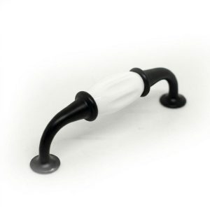 Tirador de mueble con centro de porcelana blanca y bases de metal negro mate.