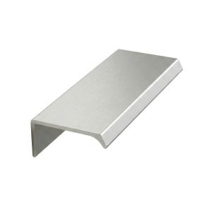 Tirador de perfil de aluminio modelo RM 221 para puertas de cocina y placards.