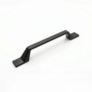 Tirador negro mate modelo Sucre con bases rectangulares planas y diseño de ángulos rectos.