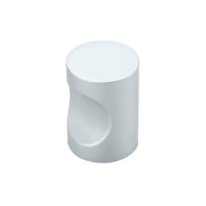 Detalle de tirador de aluminio modelo TEBAS con diseño cilíndrico y muesca ergonómica lateral.