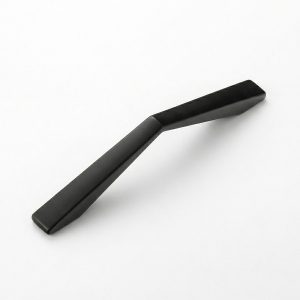 Tirador negro mate modelo Tunja con diseño angulado facetado de perfil extra-bajo para cajones.