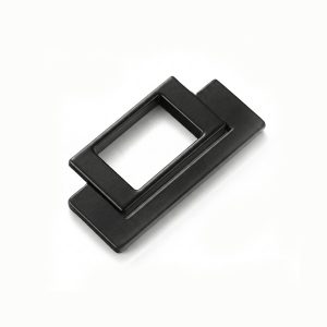 Tirador negro mate de volcar modelo Trujillo con asa rectangular hueca para frentes de muebles.