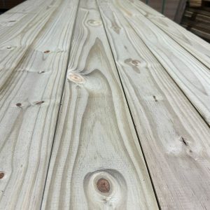 Tablas de deck de pino taeda tratado con CCA para exteriores y piscinas en Maldonado.