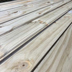 Tablas de lambriz de pino taeda tratado con CCA para revestimiento de cielorrasos y aleros en Maldonado.