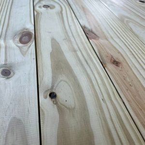 Tablas de piso de pino taeda tratado con CCA machihembrado para interiores y cabañas en Maldonado.