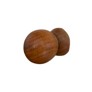 Tirador de mueble con forma ovóide torneado en madera de cedro lustrado, diseño ergonómico.