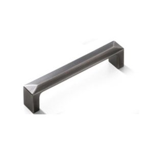 Tirador de mueble lineal con extremos biselados en acabado grafito mate modelo Tecna, diseño industrial.