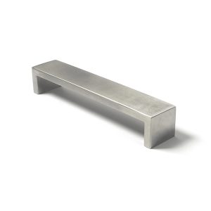 Tirador cuadrado para mueble de formato plano con acabado satinado de diseño minimalista.