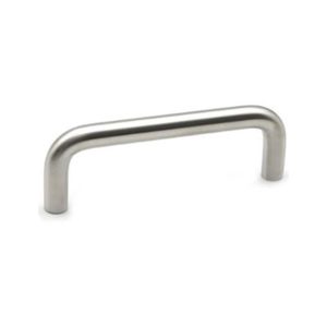 Tirador para mueble modelo Escuela en acero inoxidable con extremos curvados y acabado satinado esmerilado.