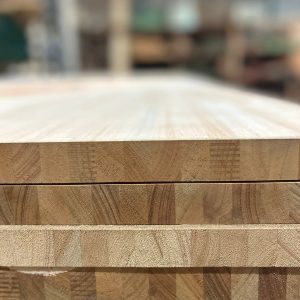 Tablero de madera maciza ensamblado con sistema finger joint para fabricación de mesadas y muebles de interior.