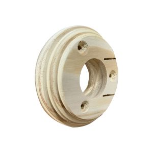Soporte tipo roseta de madera de pino torneada al natural con tres perforaciones para fijación lateral de barrotes.