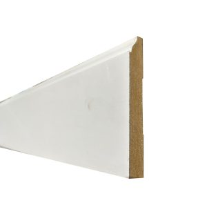 Perfil de zócalo de mdf prepintado blanco de 2440x108x14mm para terminación arquitectónica de pisos.