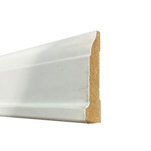 Perfil de corte de zócalo de mdf prepintado blanco de 2440x52x15mm con moldura superior curva.