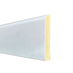 Perfil de zócalo de mdf prepintado blanco de 2440x56x9mm con canto superior redondeado para diseño minimalista.