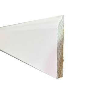 Muestra de perfil de zócalo de mdf prepintado blanco de 3660x82x12mm expuesto en el sector de maderas de la barraca.