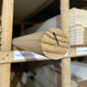 Sección transversal cilíndrica de un barrote de pino clear finger joint de alta calidad para carpintería fina.