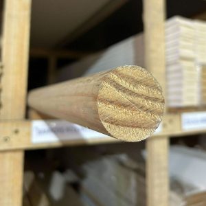 Sección transversal cilíndrica de un barrote de pino clear finger joint de alta calidad para carpintería fina.