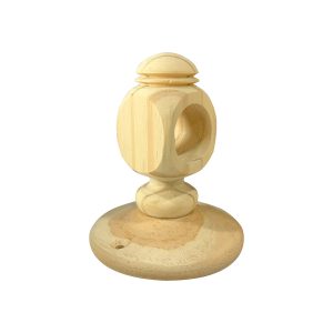 Soporte romano de madera de pino al natural con cabezal geométrico torneado y orificio circular pasante para barrotes.