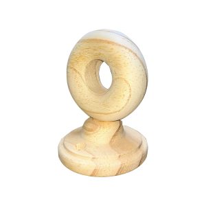 Soporte nórdico de madera de pino al natural con cabezal circular en forma de anillo pasante para barrotes de cortina.