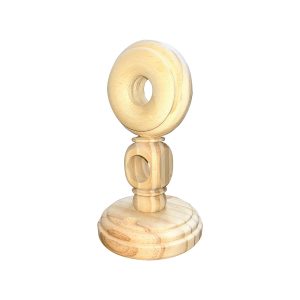Soporte torneado doble de madera de pino al natural con diseño vertical escalonado y dos anillos pasantes cerrados para barrotes.